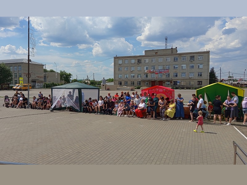 Площадь, здание Администрации.