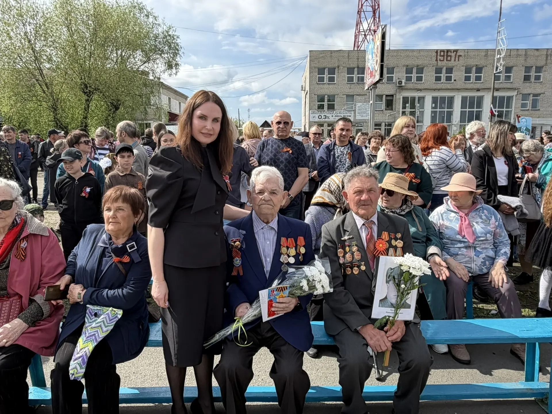 Сегодня у Обелиска Славы собрались жители Притобольного округа, чтобы отметить 81-ю годовщину Великой Победы..