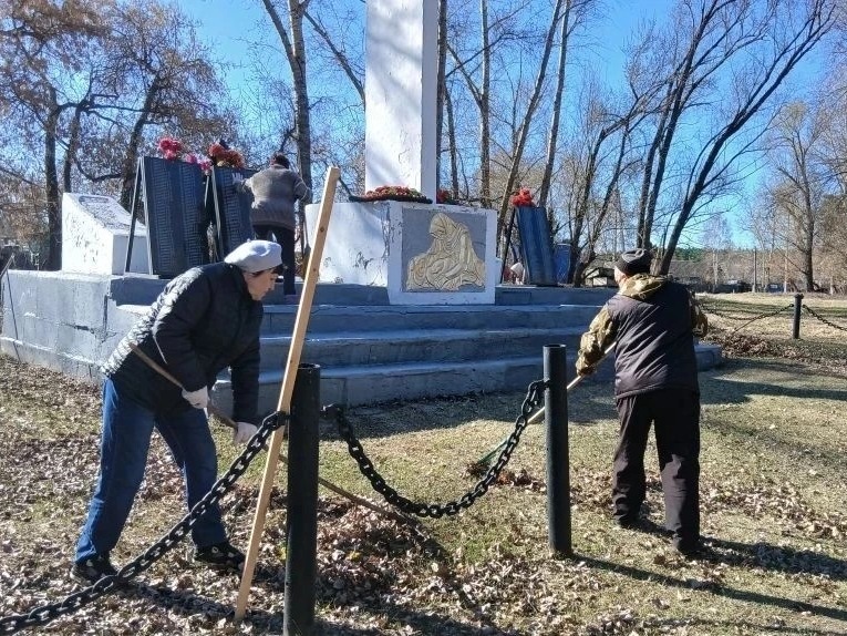 Работы по уборке территорий продолжаются..