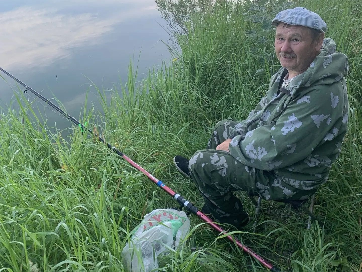 Над рекой, в тени деревьев.