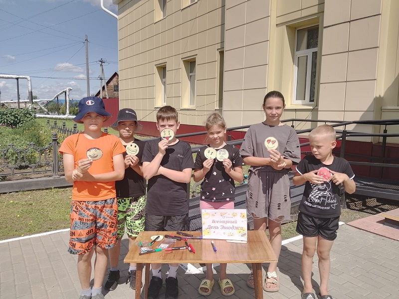 Всемирный день эмоджи.