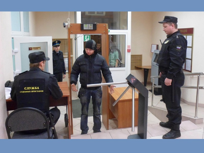 Отказ в допуске в здание суда.