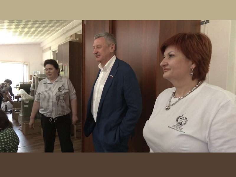 Сенатор Сергей Муратов посетил швейбат в селе Боровлянка Притобольного округа.