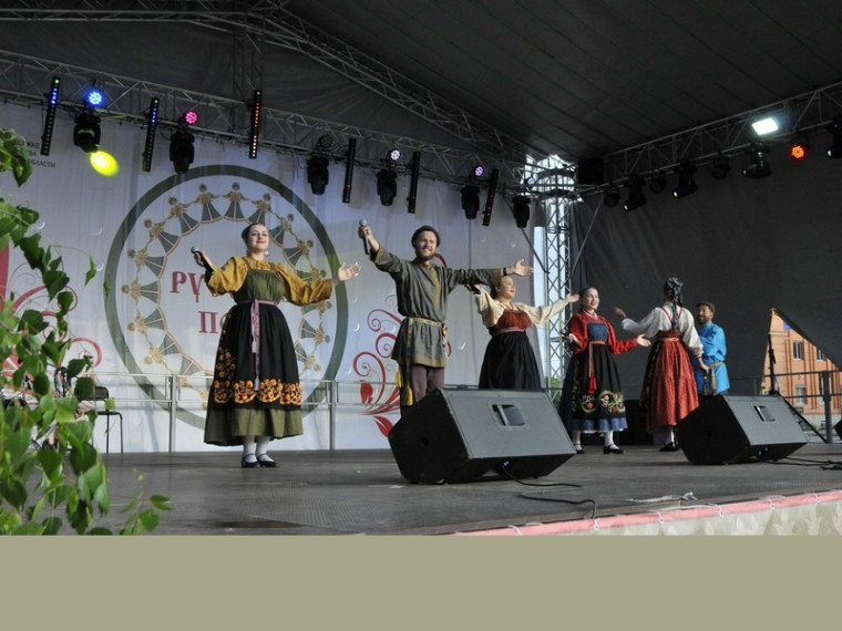 Прямая трансляция фестиваля славянской и казачьей культуры "Русское поле" на Троицкой площади в Кургане. Прямая трансляция фестиваля славянской и казачьей культуры "Русское поле" на Троицкой площади в Кургане.